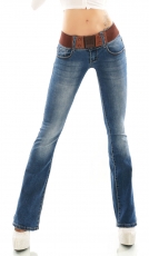 Bootcut-Jeans mit kontrastfarbenen Stretch-Gürtel in blue washed