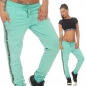 Preview: Legere Baumwoll Feizeithose mit Schriftzug-Patch in minze