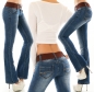 Preview: Bootcut-Jeans mit kontrastfarbenen Stretch-Gürtel in blue washed