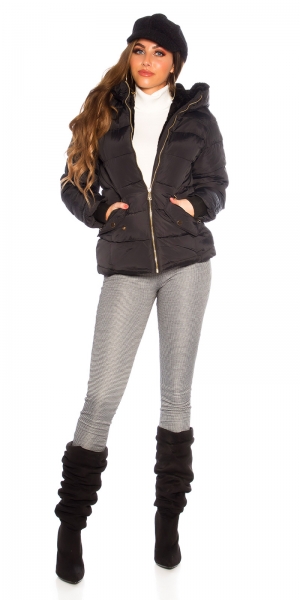 Taillierte Steppjacke mit Kapuze in schwarz
