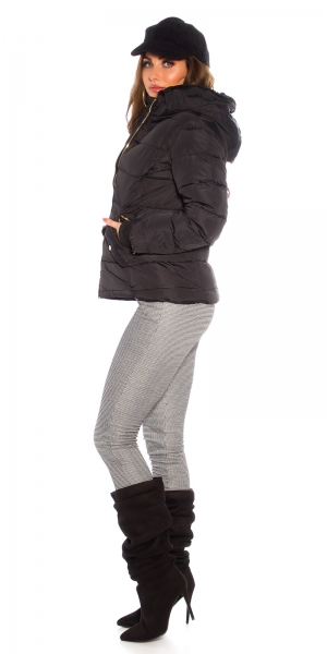 Taillierte Steppjacke mit Kapuze in schwarz