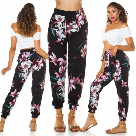 Sommerhose mit bunten Blütenmuster in schwarz