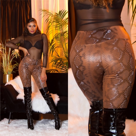 Sexy Wetlook Leggings im Snake-Look - braun