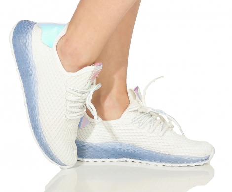 Sportlicher Sneaker mit hübschen Farbakzenten in weiß
