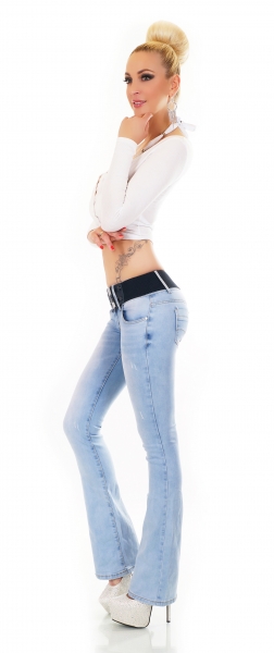 Modische Bootcut-Jeans mit Stretch-Gürtel in light blue