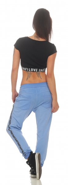 Legere Baumwoll Feizeithose mit Schriftzug-Patch in blau