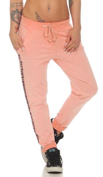 Legere Baumwoll Feizeithose mit Schriftzug-Patch in apricot