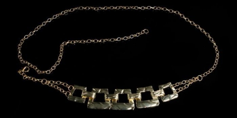 Glänzender Hüftgürtel mit verstellbarer Kette - gold