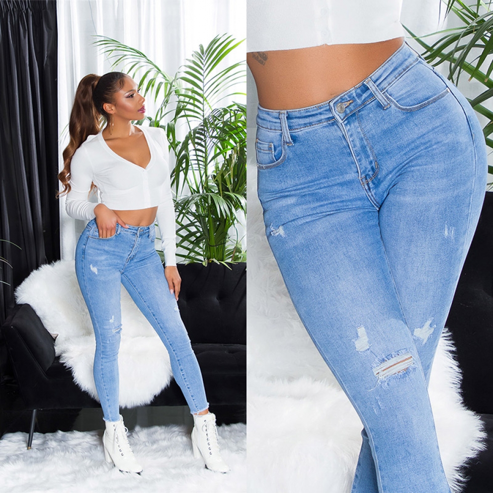 Moderne Röhren-Jeans mit PushUp und Vintage-Effekten in light blue