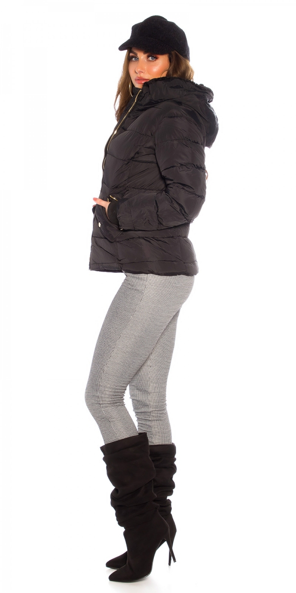 Taillierte Steppjacke mit Kapuze in schwarz