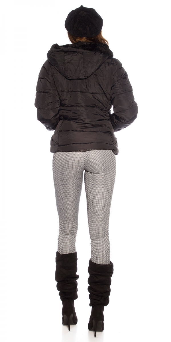 Taillierte Steppjacke mit Kapuze in schwarz