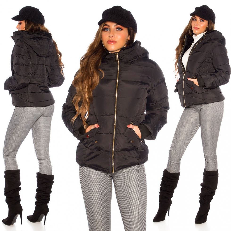Taillierte Steppjacke mit Kapuze in schwarz