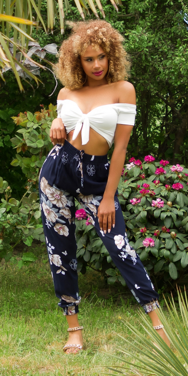 Sommerhose mit bunten Blütenmuster in marine
