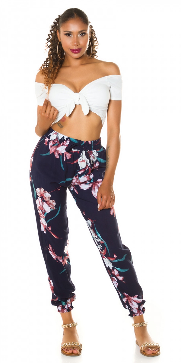 Sommerhose mit bunten Blütenmuster in marine