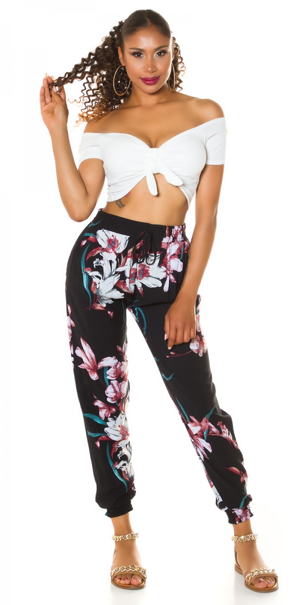 Sommerhose mit bunten Blütenmuster in schwarz