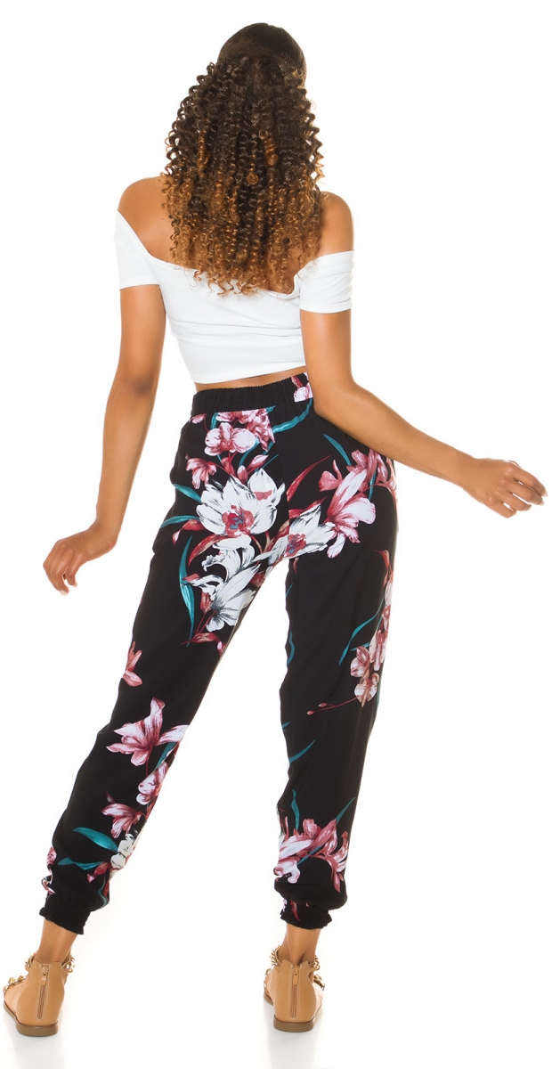 Sommerhose mit bunten Blütenmuster in schwarz