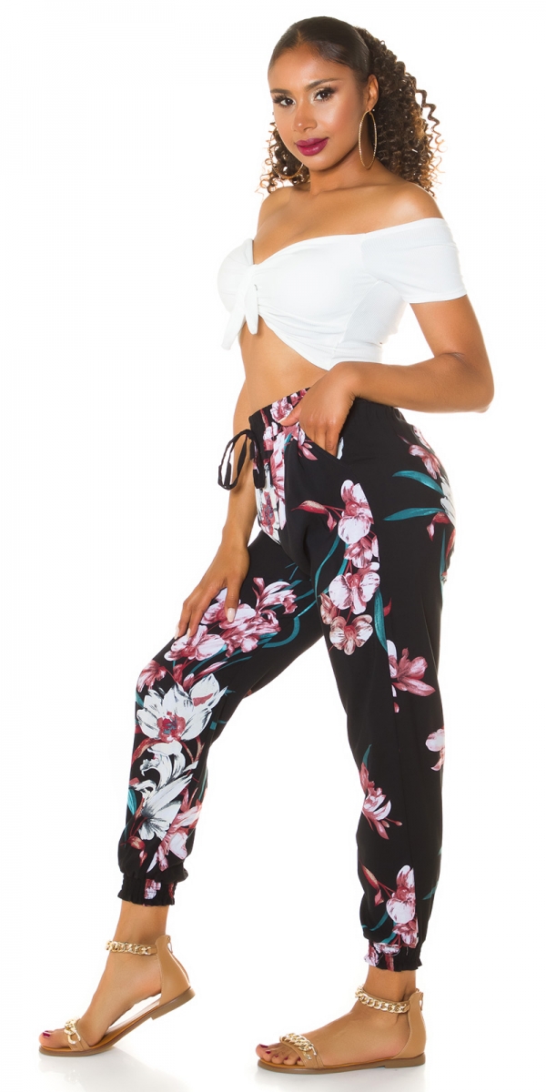 Sommerhose mit bunten Blütenmuster in schwarz