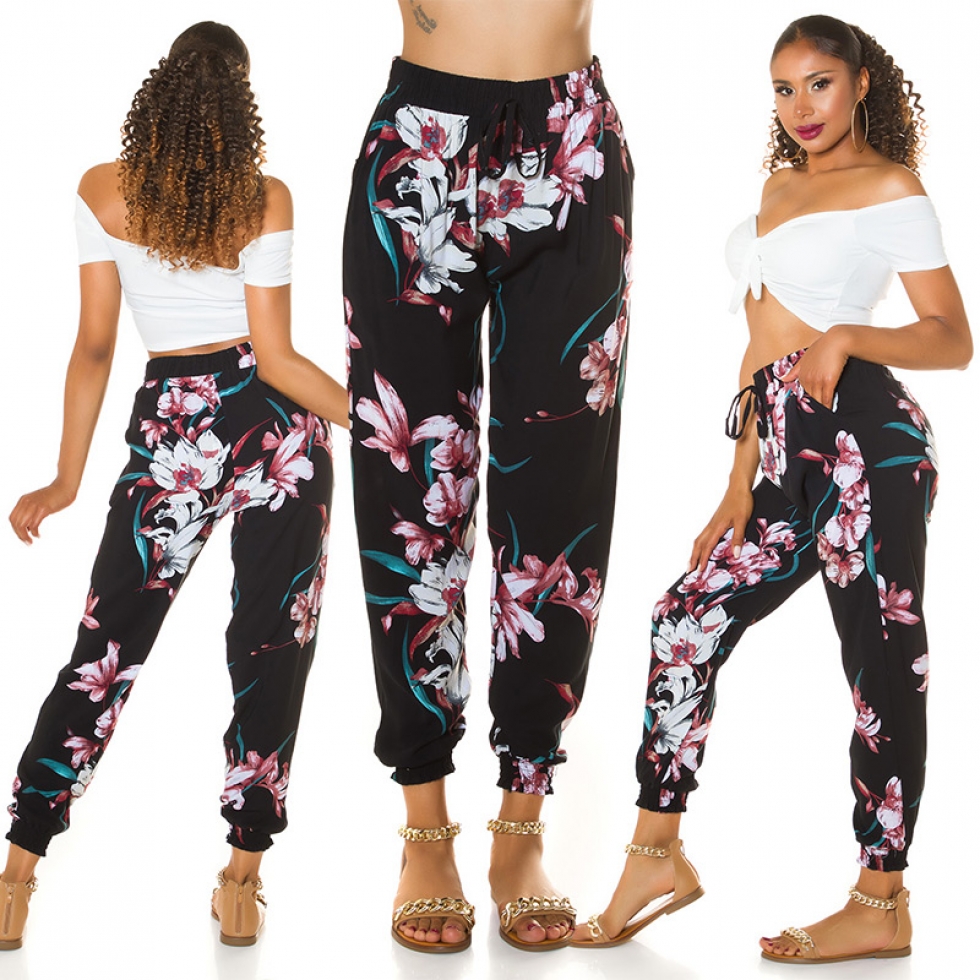 Sommerhose mit bunten Blütenmuster in schwarz