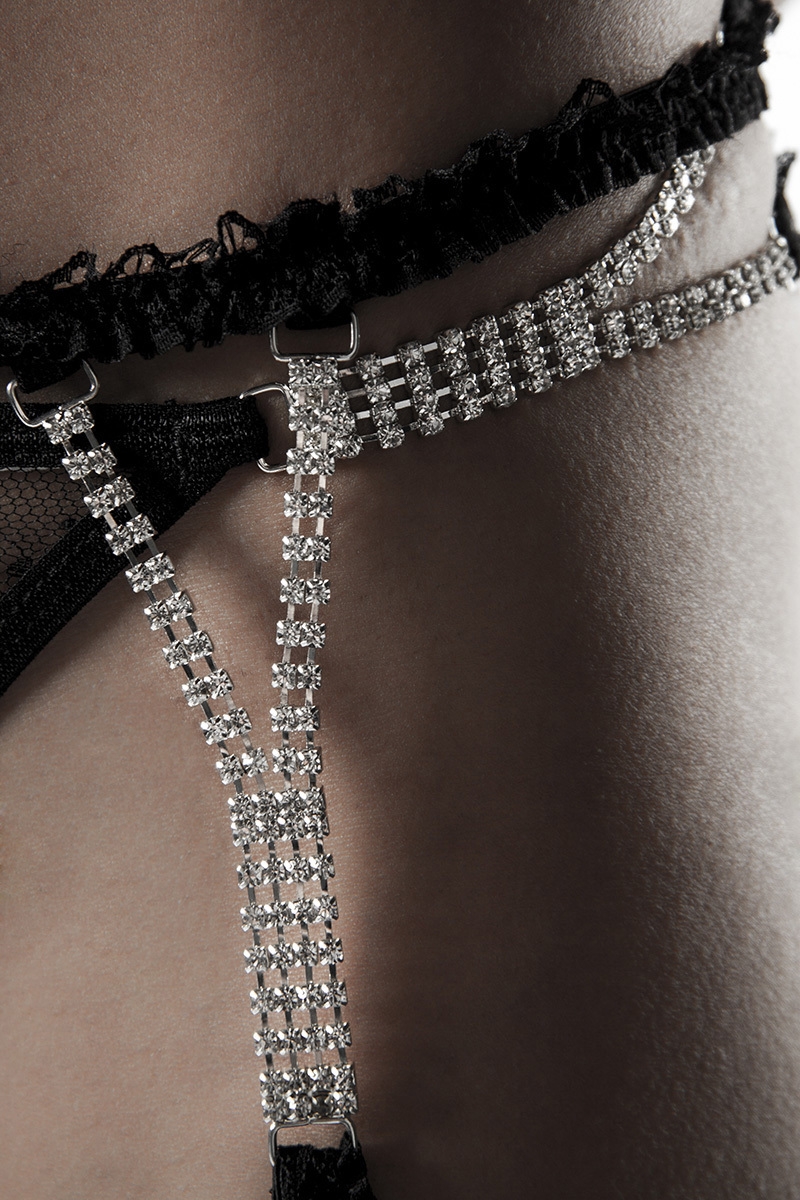 Erotisches Set mit Strassverzierung bestehend aus Handschellen, String, Stockings und Strumpfgürtel - schwarz