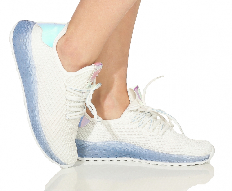 Sportlicher Sneaker mit hübschen Farbakzenten in weiß
