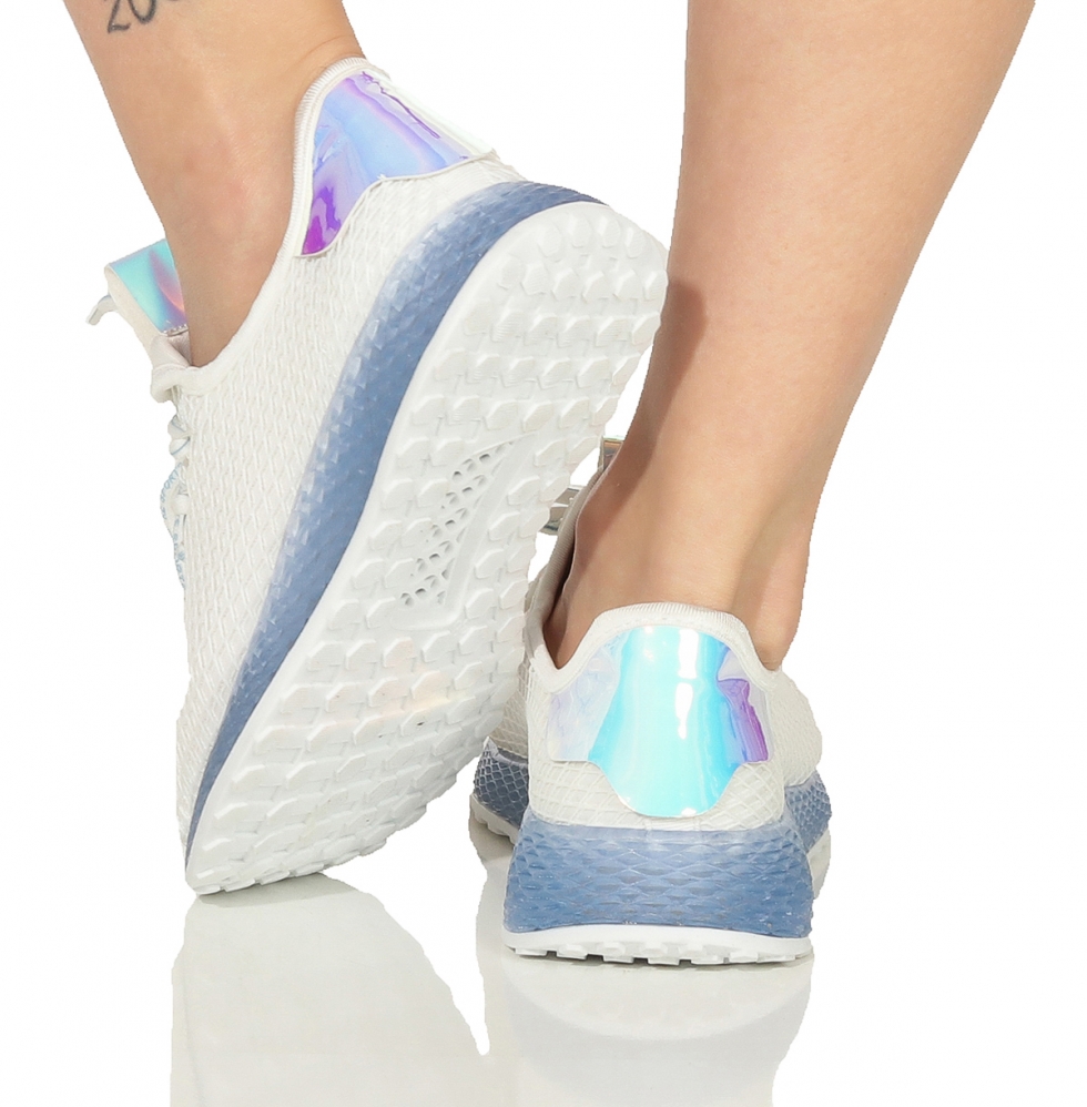 Sportlicher Sneaker mit hübschen Farbakzenten in weiß