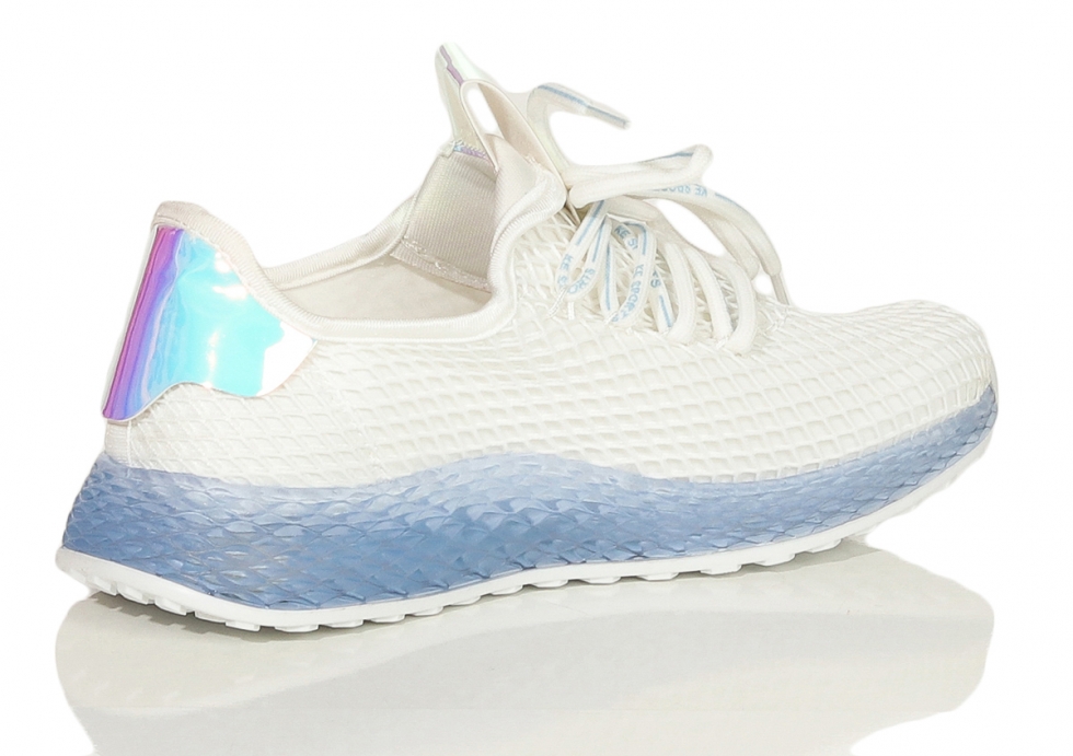 Sportlicher Sneaker mit hübschen Farbakzenten in weiß