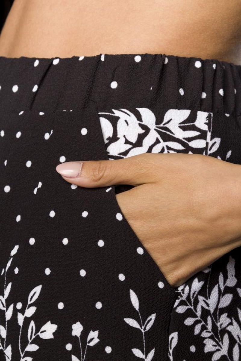 Moderne Shorts mit Blumen-Muster in schwarz/weiß