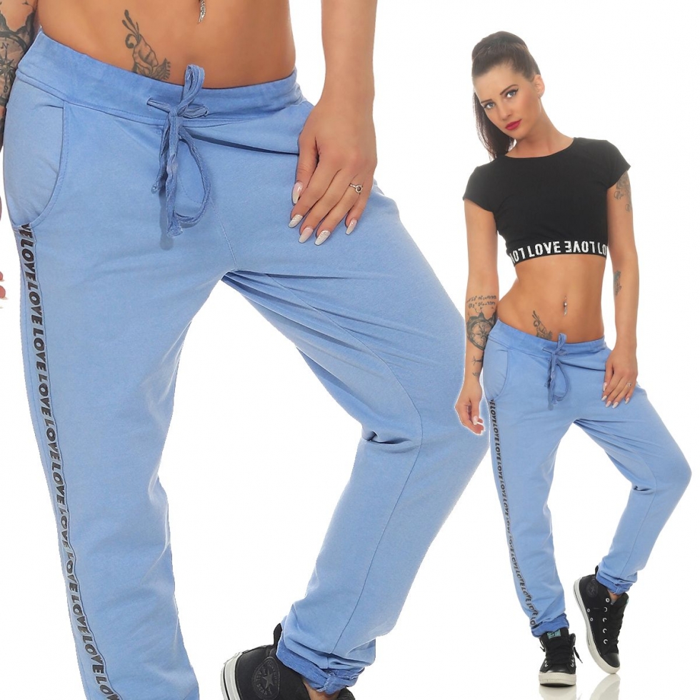 Legere Baumwoll Feizeithose mit Schriftzug-Patch in blau