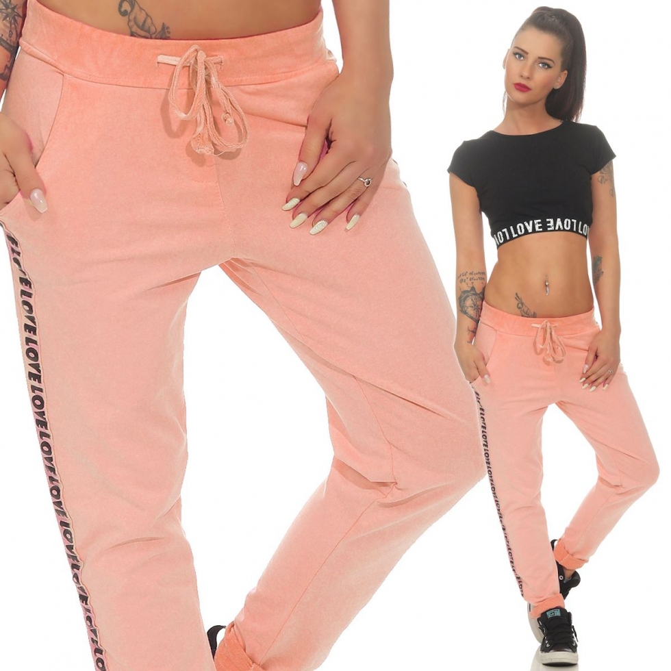 Legere Baumwoll Feizeithose mit Schriftzug-Patch in apricot