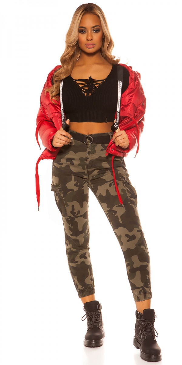 Cargo-Jeans mit Pattentaschen und Gürtel - camouflage
