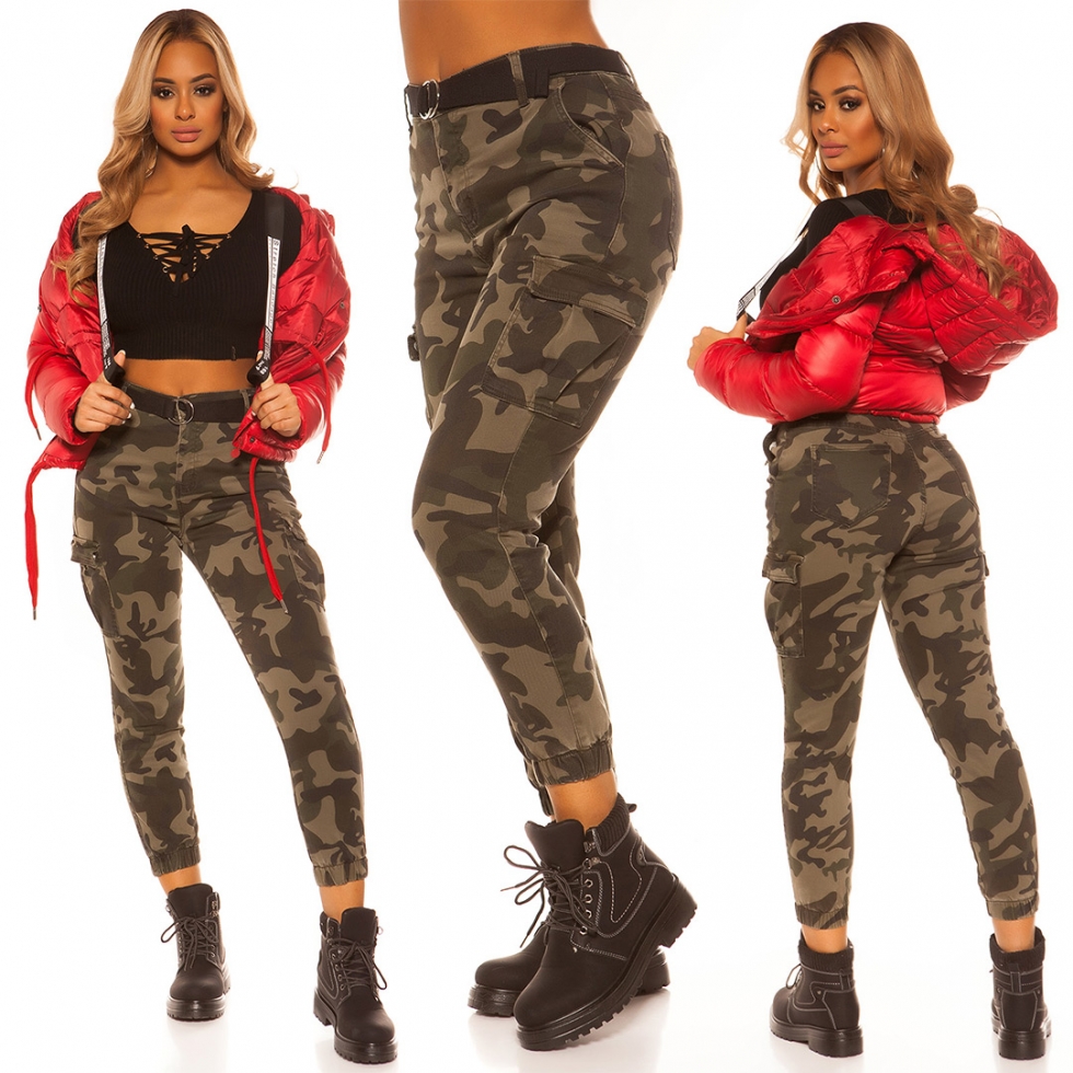 Cargo-Jeans mit Pattentaschen und Gürtel - camouflage