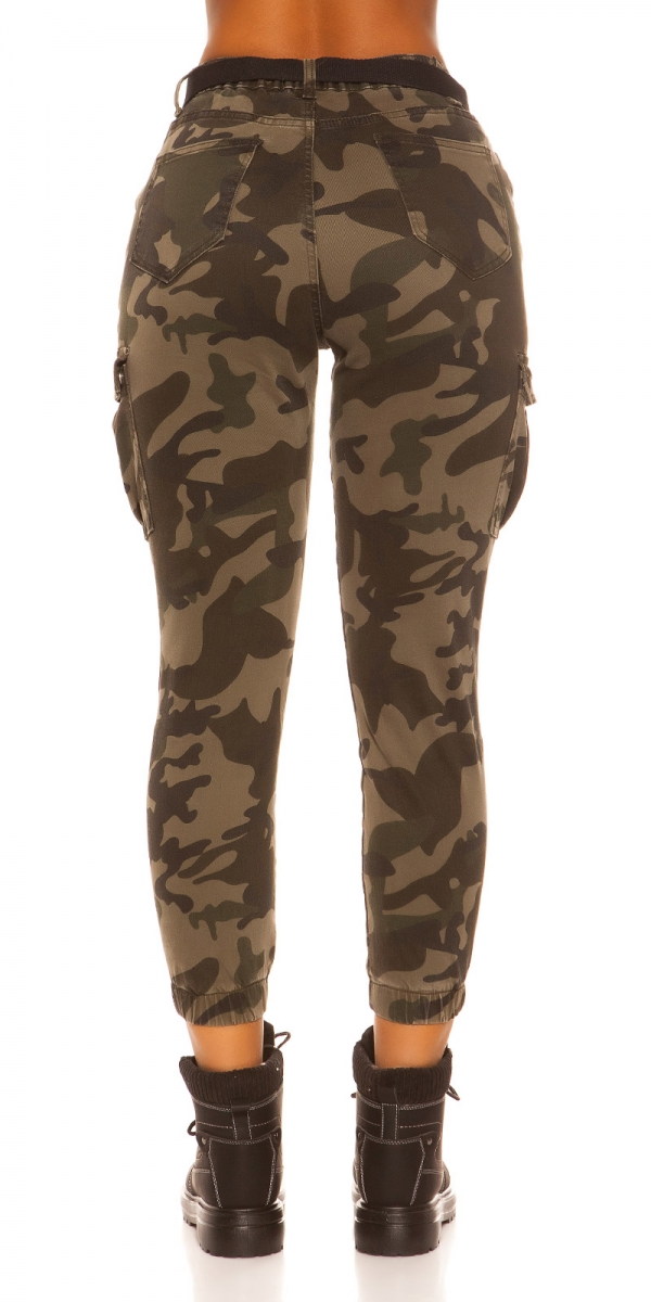 Cargo-Jeans mit Pattentaschen und Gürtel - camouflage