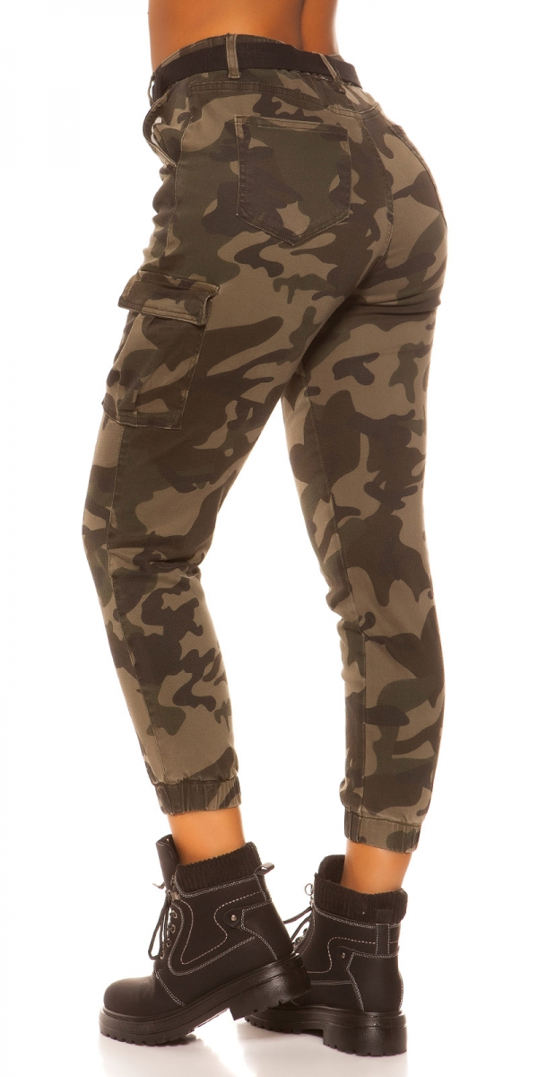 Cargo-Jeans mit Pattentaschen und Gürtel - camouflage