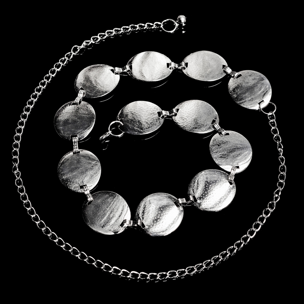 Moderner Zier-Gürtel im Amulett-Optik - silber