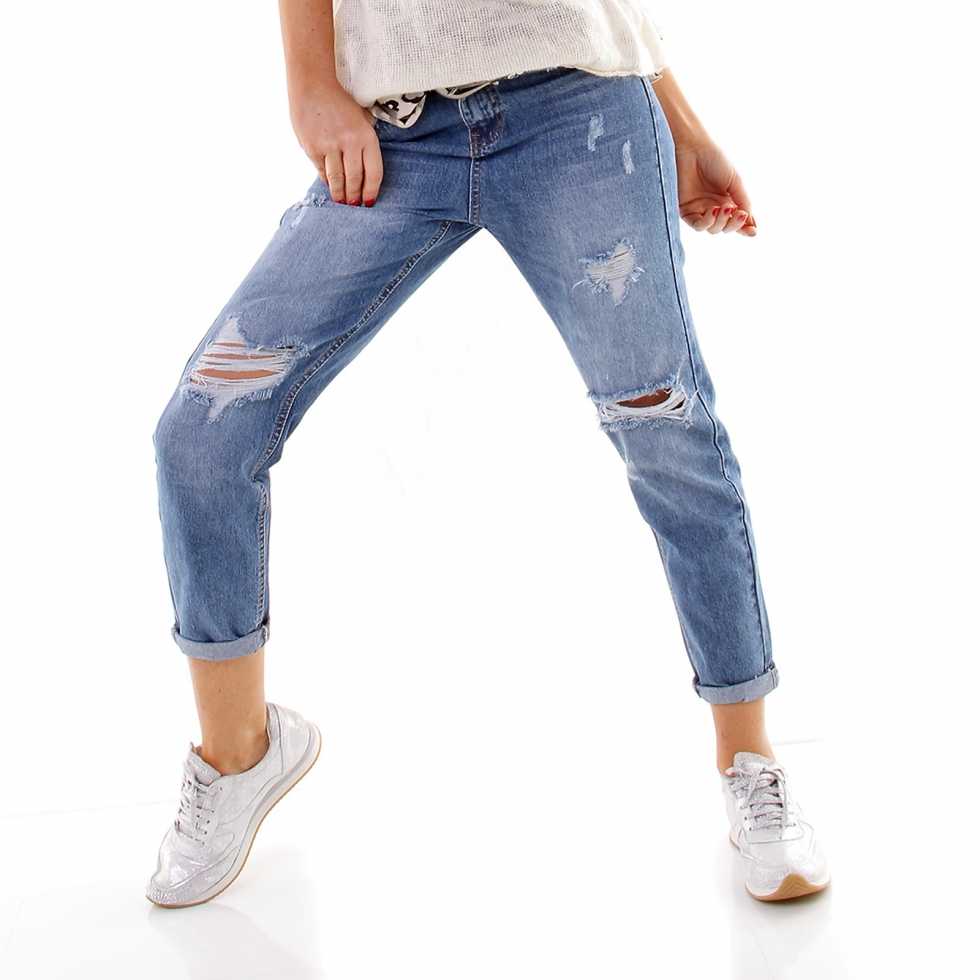 Lässige Boyfriend-Jeans mit Rissen in blue washed