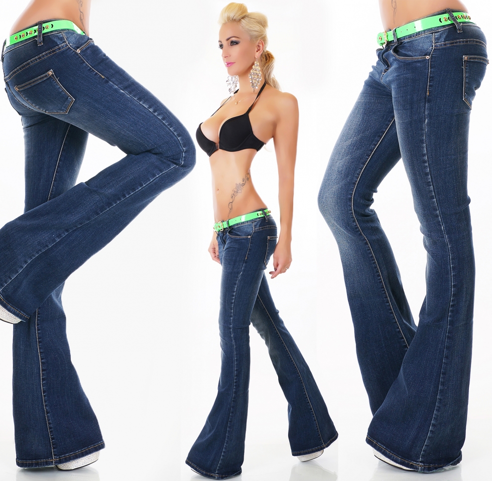 Flare Cut Jeans mit breitem Kunstleder-Gürtel in blue washed