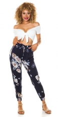 Sommerhose mit bunten Blütenmuster in marine