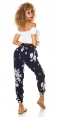 Sommerhose mit bunten Blütenmuster in marine