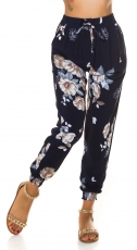 Sommerhose mit bunten Blütenmuster in marine