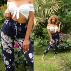 Sommerhose mit bunten Blütenmuster in marine