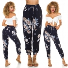 Sommerhose mit bunten Blütenmuster in marine