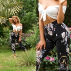 Preview: Sommerhose mit bunten Blütenmuster in schwarz