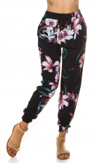 Sommerhose mit bunten Blütenmuster in schwarz