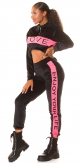 Niki Freizeit Anzug mit Kontrastbordüre in schwarz/neonpink
