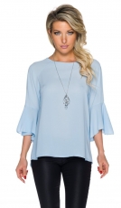 Zarte Bluse mit Tulpenärmeln und Rückenschlitz inklusive Silberkette - hellblau