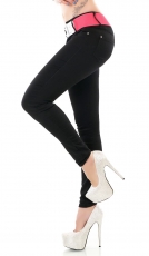 Figurbetonte Stretch-Jeans mit kontrastfarbenen Gürtel - schwarz