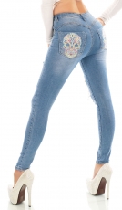Slim Fit Jeans im Destroyed Look mit buntem Stickerei-Skull in light blue