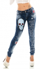 Röhrenjeans mit Skull-Patch und Schriftprints in blue washed