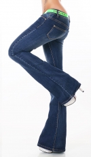 Flare Cut Jeans mit breitem Kunstleder-Gürtel in blue washed