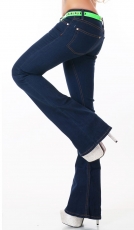 Bequeme Bootcut-Jeans mit kontrastfarbenen Gürtel in mitternachtsblau